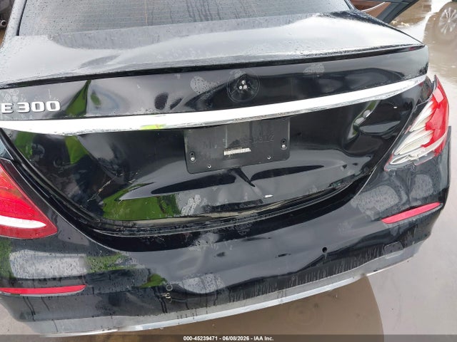 45239471 :رقم المزاد ، WDDZF4JB4JA310800 vin ، 2018 Mercedes-benz E 300 مزاد بيع