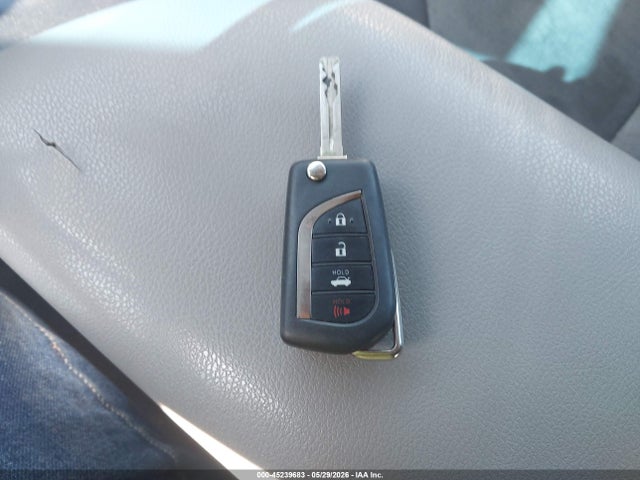 45239683 :رقم المزاد ، 4T1B11HK7JU007857 vin ، 2018 Toyota Camry Le مزاد بيع