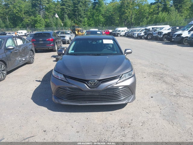 45239683 :رقم المزاد ، 4T1B11HK7JU007857 vin ، 2018 Toyota Camry Le مزاد بيع