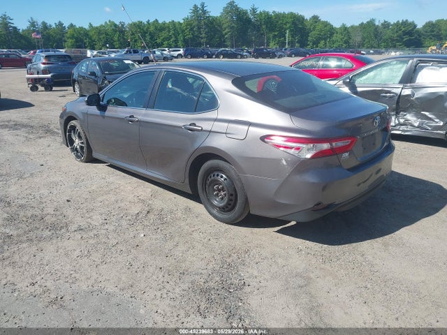 45239683 :رقم المزاد ، 4T1B11HK7JU007857 vin ، 2018 Toyota Camry Le مزاد بيع