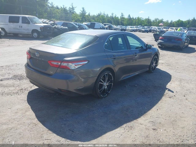 45239683 :رقم المزاد ، 4T1B11HK7JU007857 vin ، 2018 Toyota Camry Le مزاد بيع