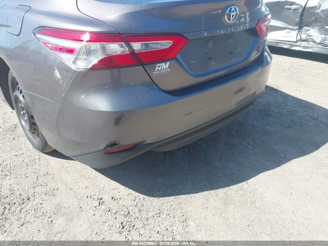 45239683 :رقم المزاد ، 4T1B11HK7JU007857 vin ، 2018 Toyota Camry Le مزاد بيع