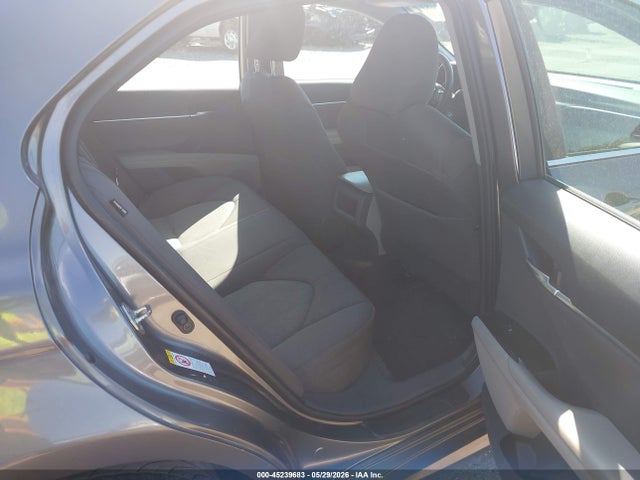 45239683 :رقم المزاد ، 4T1B11HK7JU007857 vin ، 2018 Toyota Camry Le مزاد بيع