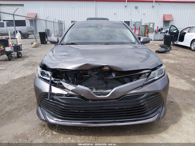 45239740 :رقم المزاد ، 4T1C11AK5LU955725 vin ، 2020 Toyota Camry Le مزاد بيع