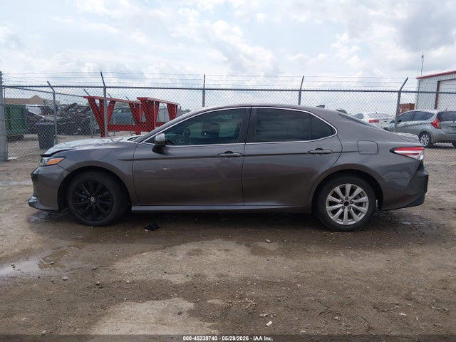 45239740 :رقم المزاد ، 4T1C11AK5LU955725 vin ، 2020 Toyota Camry Le مزاد بيع