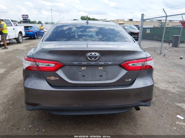 45239740 :رقم المزاد ، 4T1C11AK5LU955725 vin ، 2020 Toyota Camry Le مزاد بيع