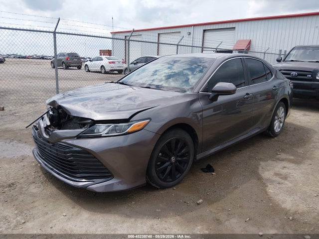 45239740 :رقم المزاد ، 4T1C11AK5LU955725 vin ، 2020 Toyota Camry Le مزاد بيع