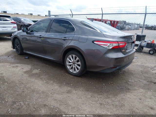 45239740 :رقم المزاد ، 4T1C11AK5LU955725 vin ، 2020 Toyota Camry Le مزاد بيع