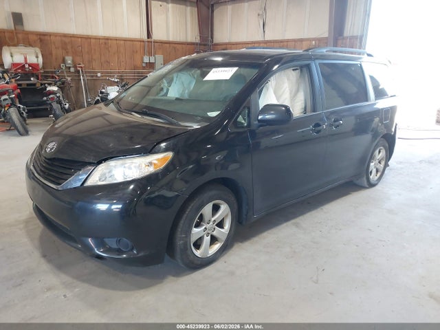 45239923 :رقم المزاد ، 5TDKK3DC4FS640209 vin ، 2015 Toyota Sienna Le 8 Passenger مزاد بيع