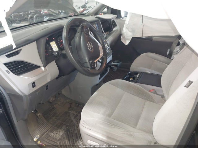 45239923 :رقم المزاد ، 5TDKK3DC4FS640209 vin ، 2015 Toyota Sienna Le 8 Passenger مزاد بيع