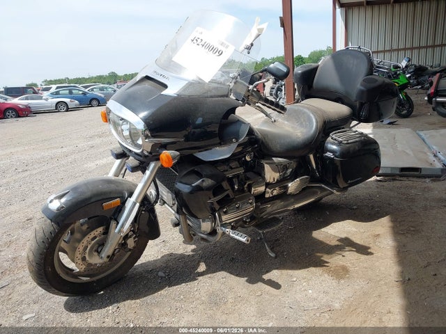 45240009 :رقم المزاد ، 1HFSC4105YA101326 vin ، 2000 Honda Gl1500 Cf مزاد بيع