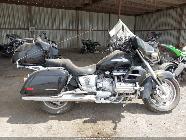 45240009 :رقم المزاد ، 1HFSC4105YA101326 vin ، 2000 Honda Gl1500 Cf مزاد بيع