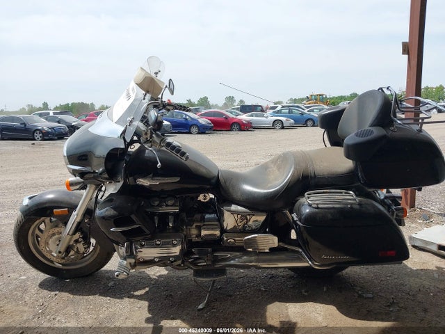 45240009 :رقم المزاد ، 1HFSC4105YA101326 vin ، 2000 Honda Gl1500 Cf مزاد بيع