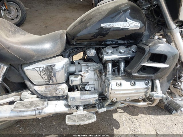 45240009 :رقم المزاد ، 1HFSC4105YA101326 vin ، 2000 Honda Gl1500 Cf مزاد بيع