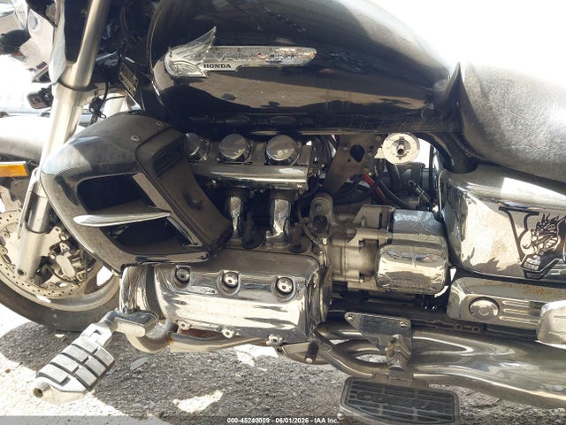 45240009 :رقم المزاد ، 1HFSC4105YA101326 vin ، 2000 Honda Gl1500 Cf مزاد بيع