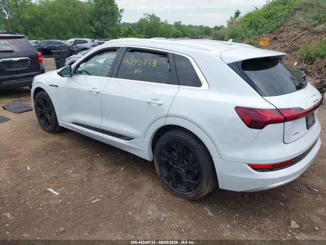 Продажа на аукционе авто 2021 Audi E-tron Premium Quattro, vin: WA1AAAGE1MB003034, номер лота: 45240733