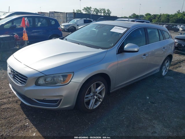 45240843 :رقم المزاد ، YV140MEK9F1261742 vin ، 2015 Volvo V60 T5 Premier مزاد بيع