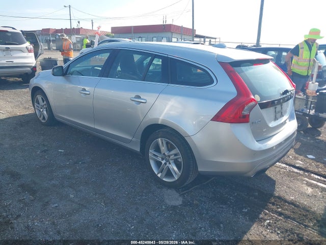 45240843 :رقم المزاد ، YV140MEK9F1261742 vin ، 2015 Volvo V60 T5 Premier مزاد بيع