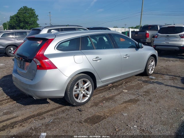 45240843 :رقم المزاد ، YV140MEK9F1261742 vin ، 2015 Volvo V60 T5 Premier مزاد بيع