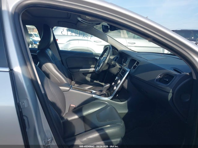 45240843 :رقم المزاد ، YV140MEK9F1261742 vin ، 2015 Volvo V60 T5 Premier مزاد بيع
