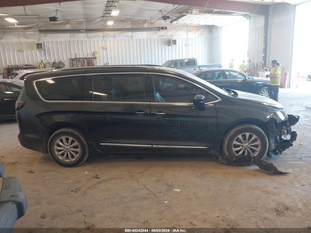 Продаж на аукціоні авто 2019 Chrysler Pacifica Touring L, vin: 2C4RC1BG2KR550503, номер лоту: 45242044