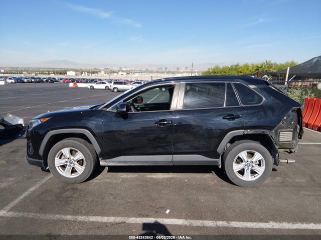 45242642 :رقم المزاد ، 2T3W1RFV8MW105272 vin ، 2021 Toyota Rav4 Xle مزاد بيع