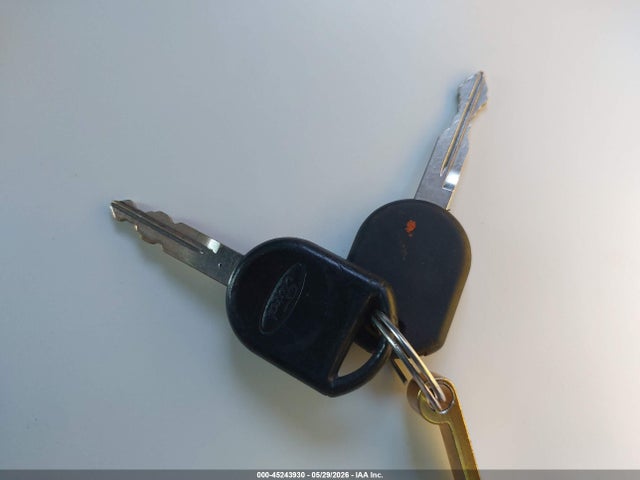 45243930 :رقم المزاد ، 1LNHM82W13Y633826 vin ، 2003 Lincoln Town Car Signature مزاد بيع