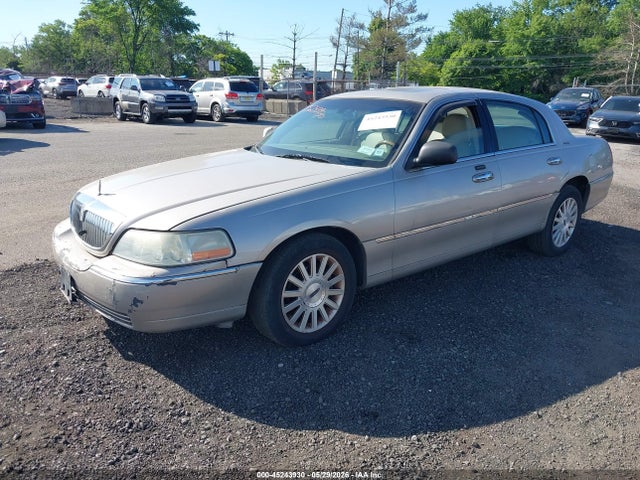 45243930 :رقم المزاد ، 1LNHM82W13Y633826 vin ، 2003 Lincoln Town Car Signature مزاد بيع