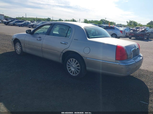 45243930 :رقم المزاد ، 1LNHM82W13Y633826 vin ، 2003 Lincoln Town Car Signature مزاد بيع