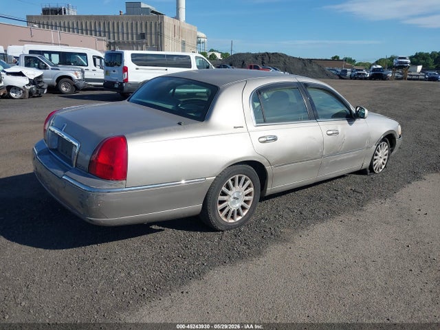 45243930 :رقم المزاد ، 1LNHM82W13Y633826 vin ، 2003 Lincoln Town Car Signature مزاد بيع