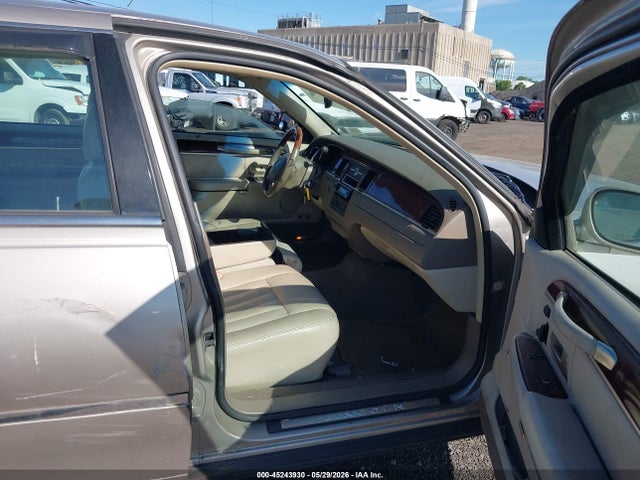 45243930 :رقم المزاد ، 1LNHM82W13Y633826 vin ، 2003 Lincoln Town Car Signature مزاد بيع