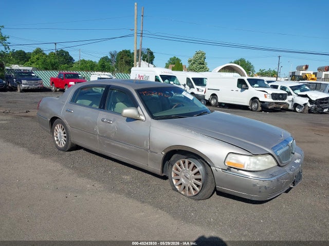 45243930 :رقم المزاد ، 1LNHM82W13Y633826 vin ، 2003 Lincoln Town Car Signature مزاد بيع