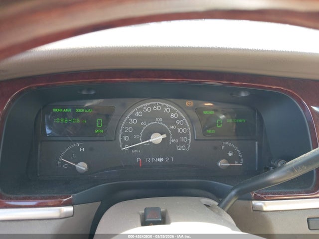 45243930 :رقم المزاد ، 1LNHM82W13Y633826 vin ، 2003 Lincoln Town Car Signature مزاد بيع