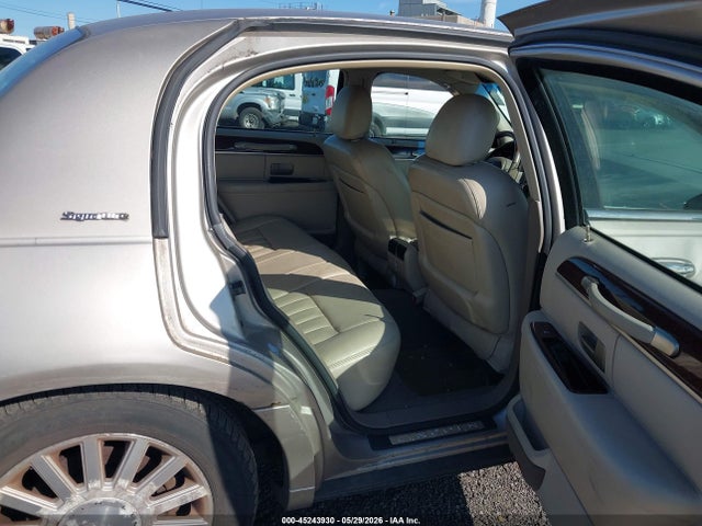45243930 :رقم المزاد ، 1LNHM82W13Y633826 vin ، 2003 Lincoln Town Car Signature مزاد بيع