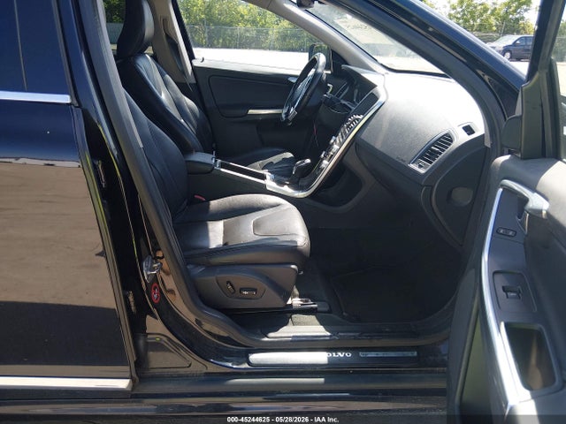 2015 Volvo Xc60 T5/t5 Premier მანქანა იყიდება აუქციონზე, vin: YV4612RK1F2705651, აუქციონის ნომერი: 45244625