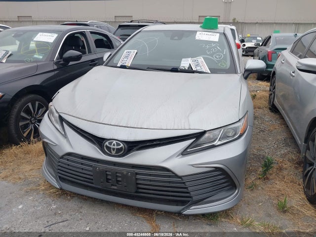 45246805 :رقم المزاد ، 4T1C11AK4NU624217 vin ، 2022 Toyota Camry Le مزاد بيع