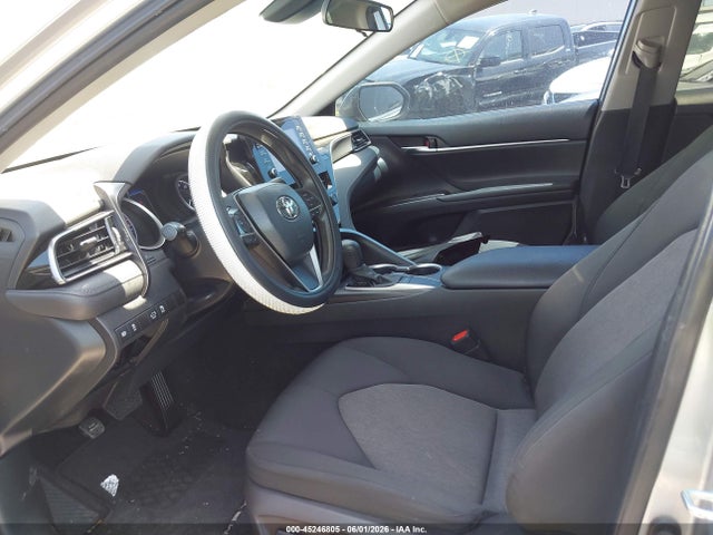 45246805 :رقم المزاد ، 4T1C11AK4NU624217 vin ، 2022 Toyota Camry Le مزاد بيع
