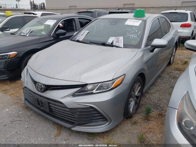 45246805 :رقم المزاد ، 4T1C11AK4NU624217 vin ، 2022 Toyota Camry Le مزاد بيع