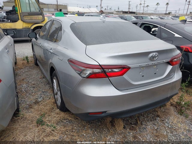 45246805 :رقم المزاد ، 4T1C11AK4NU624217 vin ، 2022 Toyota Camry Le مزاد بيع