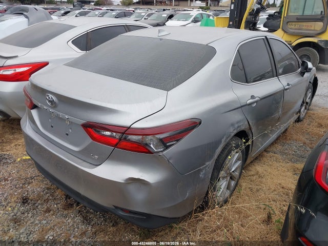 45246805 :رقم المزاد ، 4T1C11AK4NU624217 vin ، 2022 Toyota Camry Le مزاد بيع