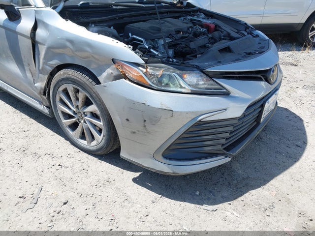 45246805 :رقم المزاد ، 4T1C11AK4NU624217 vin ، 2022 Toyota Camry Le مزاد بيع