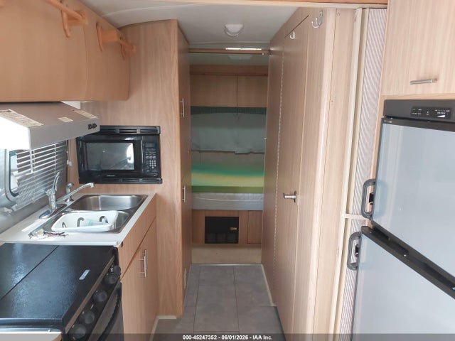 2005 Airstream Safari მანქანა იყიდება აუქციონზე, vin: 1STGPYJ295J517826, აუქციონის ნომერი: 45247352