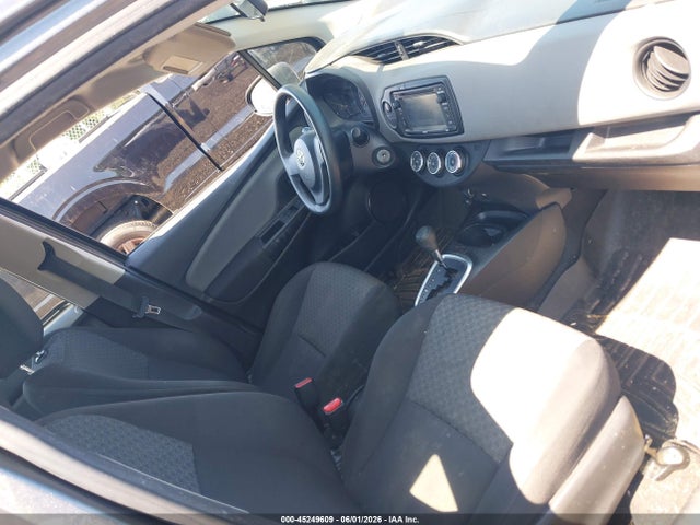 45249609 :رقم المزاد ، VNKKTUD36FA047703 vin ، 2015 Toyota Yaris L مزاد بيع