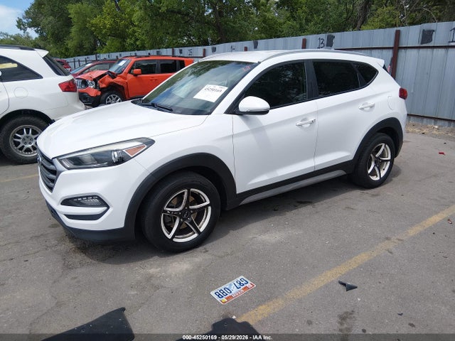 Hyundai Tucson Se Plus 2017 KM8J3CA46HU531153 Image 2