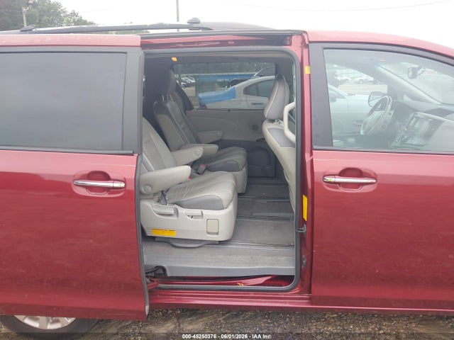 Auction sale of the 2011 Toyota Sienna Limited V6, vin: 5TDYK3DC3BS031004, lot number: 45250376