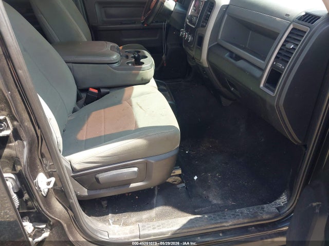 45251073 :رقم المزاد ، 3C6RR7KT7JG219457 vin ، 2018 Ram 1500 Express  4x4 5'7 Box مزاد بيع