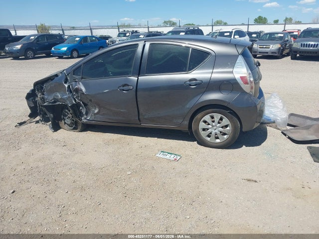 Toyota Prius C Two 2014 JTDKDTB32E1061695 Image 4