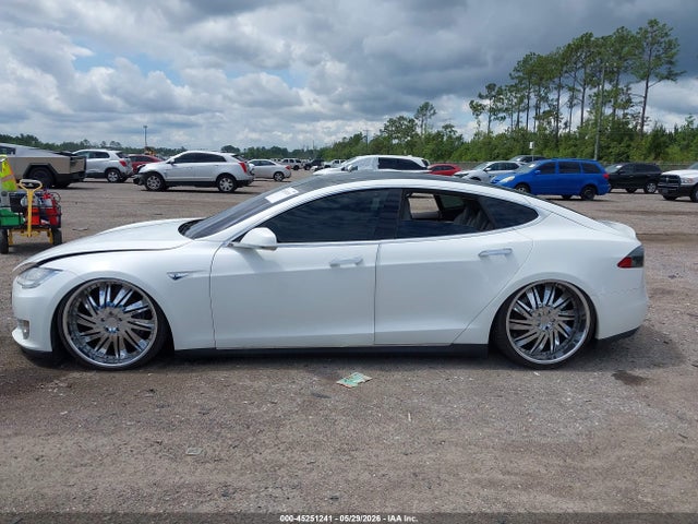 45251241 :رقم المزاد ، 5YJSA1CN5DFP20811 vin ، 2013 Tesla Model S مزاد بيع