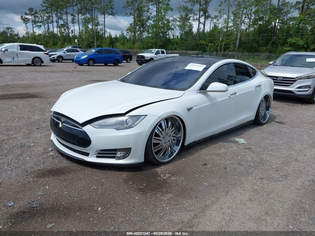 45251241 :رقم المزاد ، 5YJSA1CN5DFP20811 vin ، 2013 Tesla Model S مزاد بيع