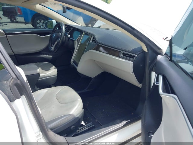45251241 :رقم المزاد ، 5YJSA1CN5DFP20811 vin ، 2013 Tesla Model S مزاد بيع